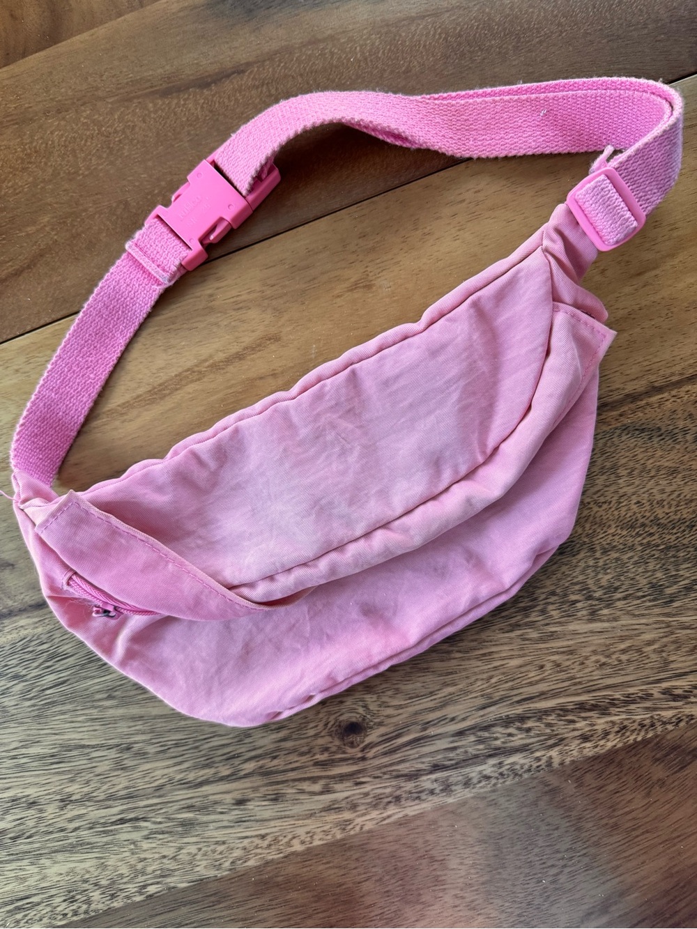 PINK NYLON BEAN-SHAPE ADJUSTABLE WAIST PACK.